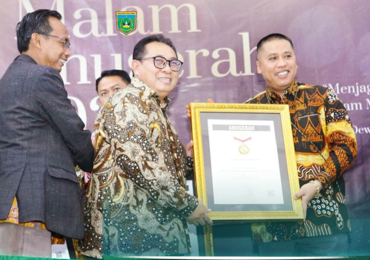 Wako Hendri Arnis saat menerima piagam penghargaan dari SMSI di Jakarta .